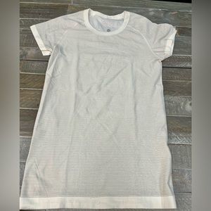 Pre-owned. Great condition Lululemon Atheletica Swiftly Tech Short-Sleeve Shirt